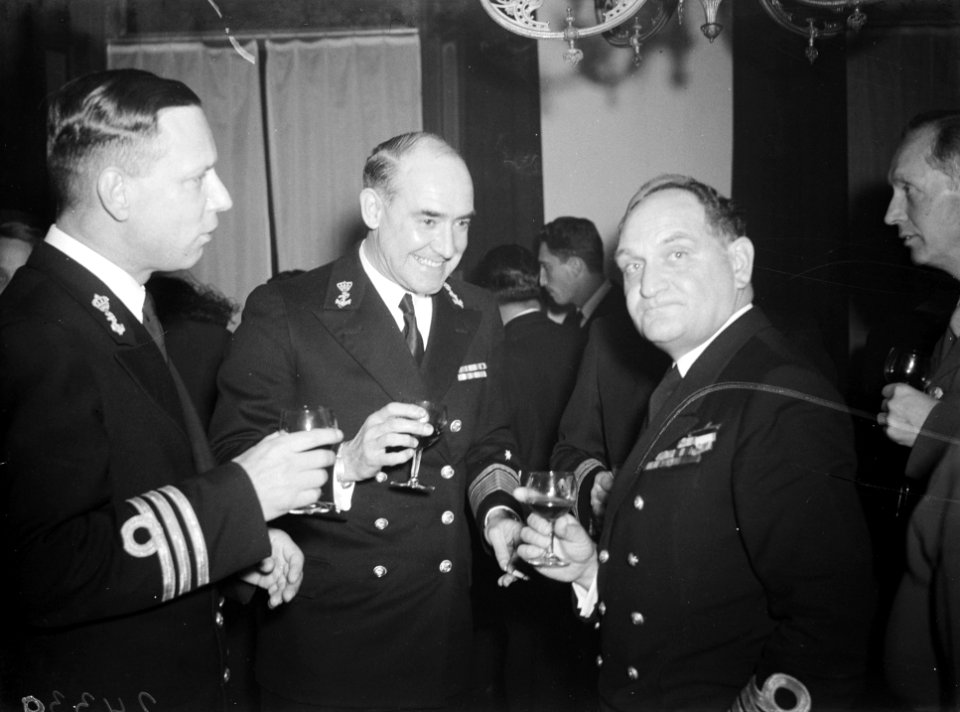 Cocktailparty ten huize van de oudst aanwezige zee-officier, Bestanddeelnr 902-4339