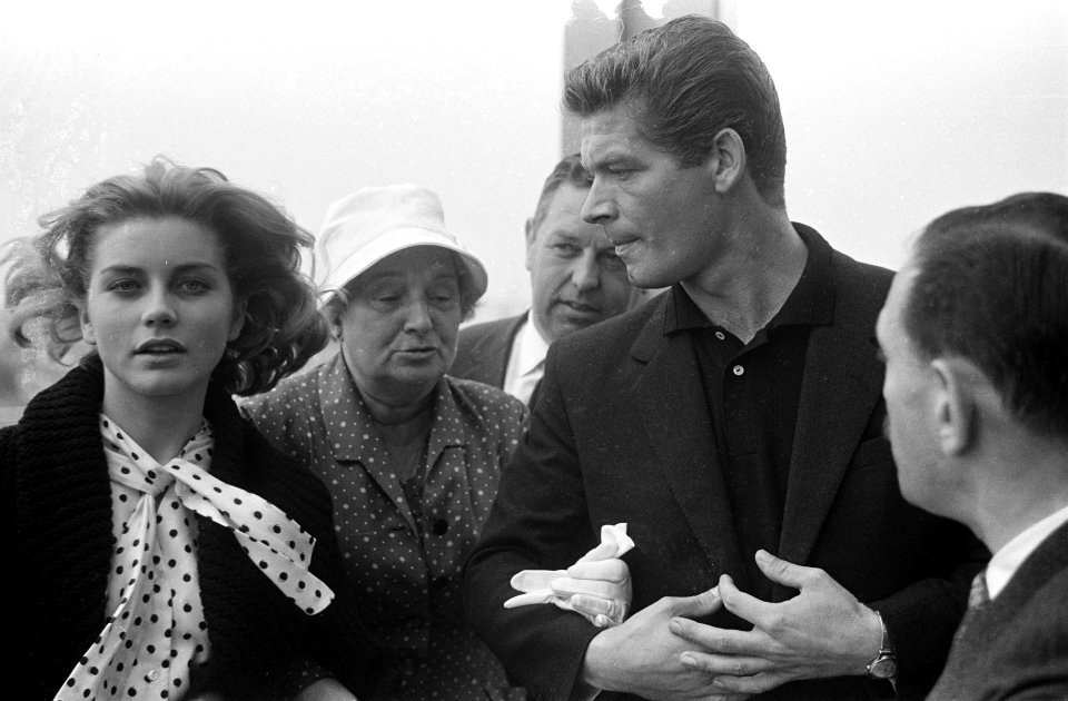 Cocktailparty Stephen Boyd en Dolores Hart . Op het terras, Bestanddeelnr 912-6273