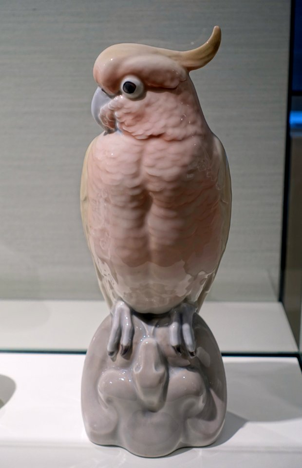 Cockatoo by Jens Dahl-Jensen, Copenhagen, 1902, Bing and Brondahl porcelain - Hessisches Landesmuseum Darmstadt - Darmstadt, Germany - DSC00753