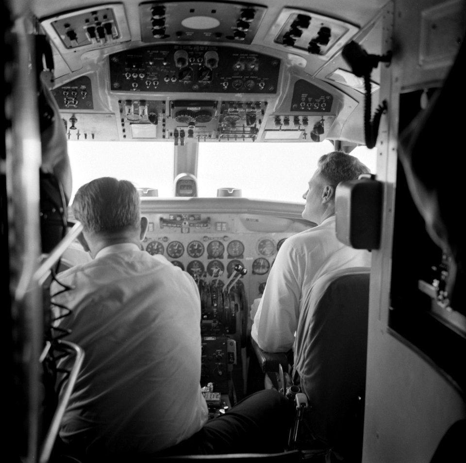 Cockpit van de Dakota van de KLM, vliegend vanuit Trinidad, Bestanddeelnr 252-2692