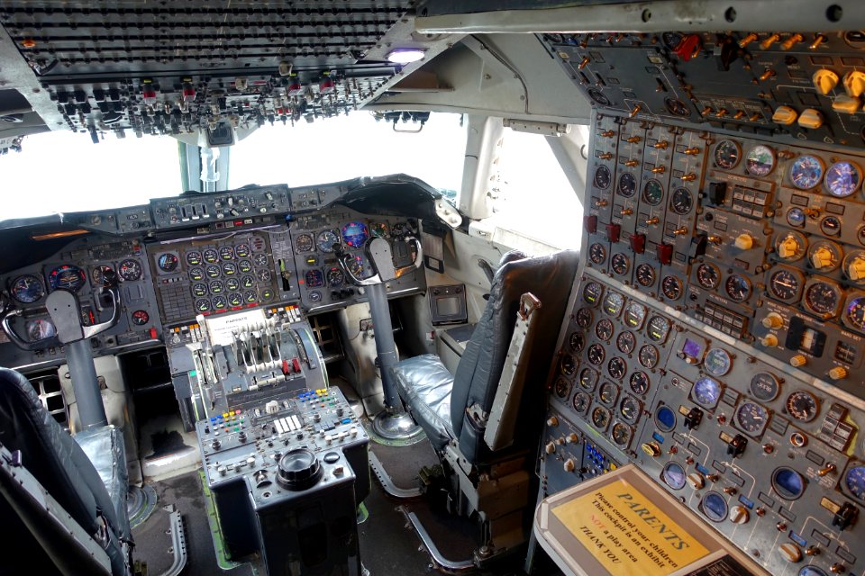 Cockpit of Boeing 747-136, serial 20269, registration number G-AWNG, first flight in March 1971, last flight December 1998 - Hiller Aviation Museum - San Carlos, California - DSC03315