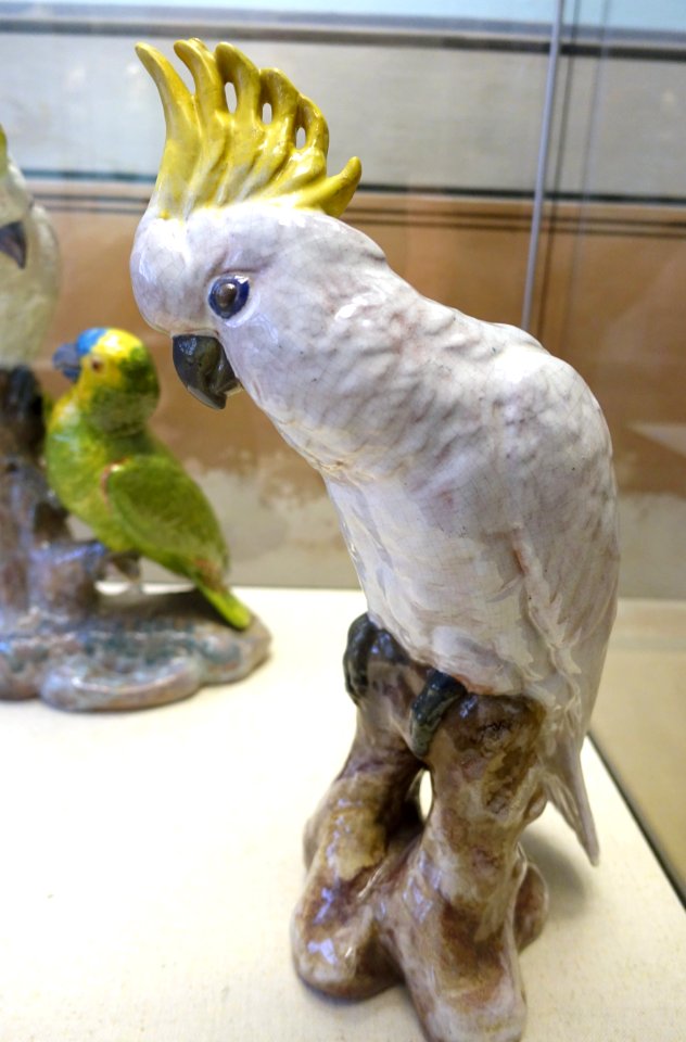 Cockatoo, by Emil Pottner, Grossherzogl Majolika-Manufaktur, Karlsruhe, 1911-1922 - Keramik-Museum Berlin - DSC04167