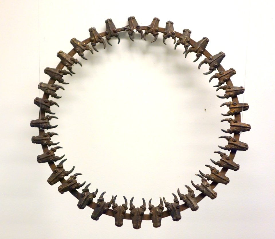 Collar with buffalo heads, brass - Bamum, Cameroon - Royal Museum for Central Africa - DSC07022