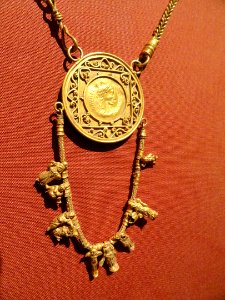 Collar with Medallion and Pendant, 200-300 AD, Roman, Alexandria, gold - Cleveland Museum of Art - DSC08279
