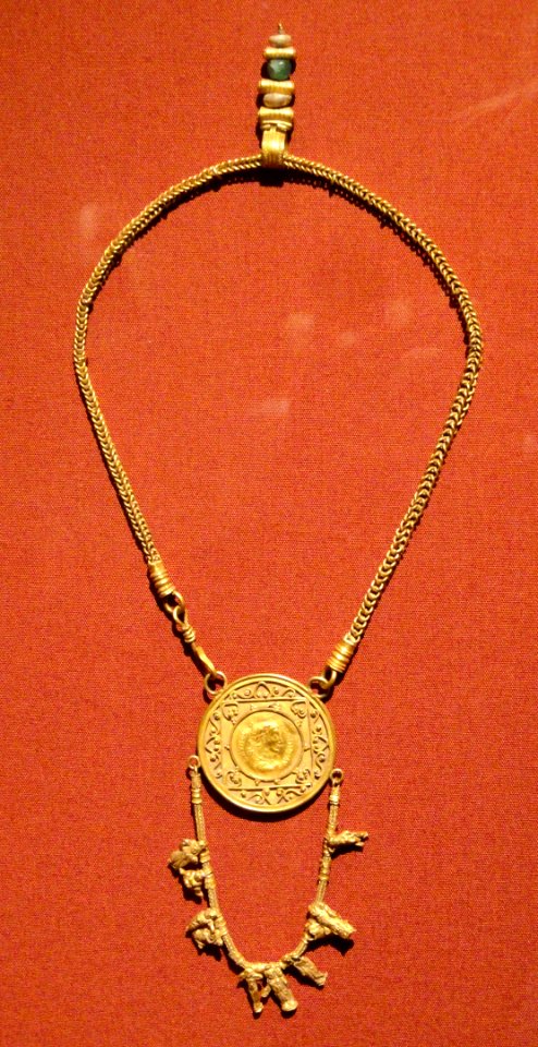 Collar with Medallion and Pendant, 200-300 AD, Roman, Alexandria, gold - Cleveland Museum of Art - DSC08278