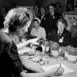 Collectebussen worden geleegd en de inhoud geteld door een aantal vrouwen rond e, Bestanddeelnr 900-7206