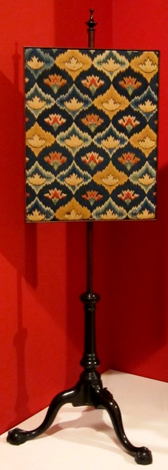 Chippendale style pole screen from Philadelphia, c. 1770, mahogany, --Honolulu Academy of Arts-- (needlepoint is modern)