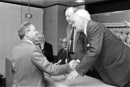 China-missie teruggekeeerd op Schiphol Van Veen (VNO) Van Eykelenburg (NCW) wor, Bestanddeelnr 932-9199
