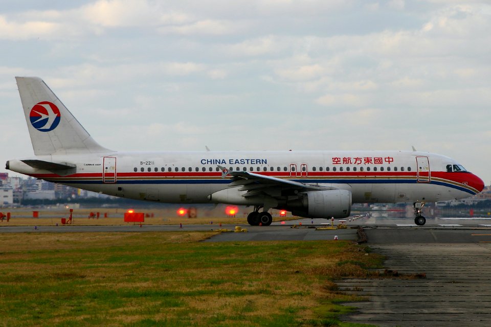 ChinaEasternAirlines A320 fukuoka 20041227155048