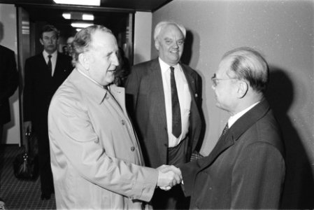 China-missie teruggekeeerd op Schiphol VNO-voorzitter Van Veen en NCW-voorzitte, Bestanddeelnr 932-9197