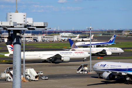 China Eastern Airlines B777-39PER (B-7882) taxiing at Tokyo International Airport in 2018 (7)