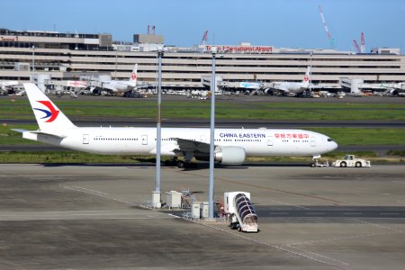 China Eastern Airlines B777-39PER (B-7882) taxiing at Tokyo International Airport in 2018 (2)