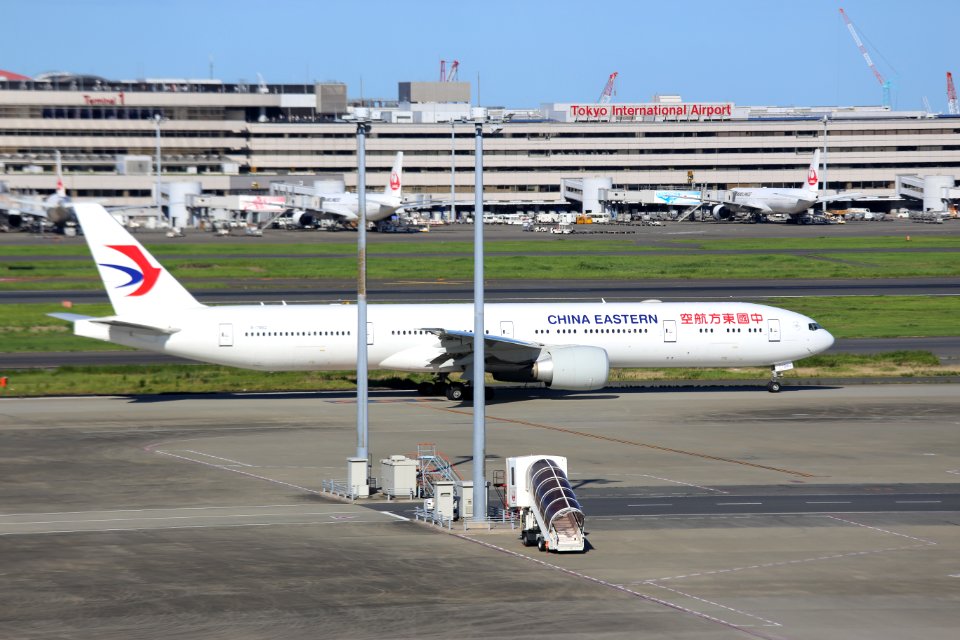 China Eastern Airlines B777-39PER (B-7882) taxiing at Tokyo International Airport in 2018 (4)