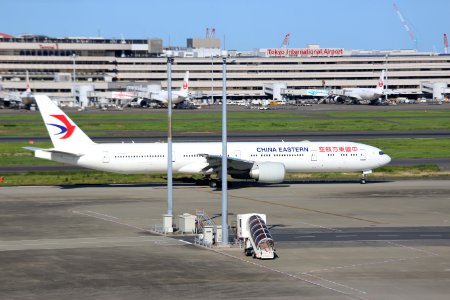 China Eastern Airlines B777-39PER (B-7882) taxiing at Tokyo International Airport in 2018 (4)