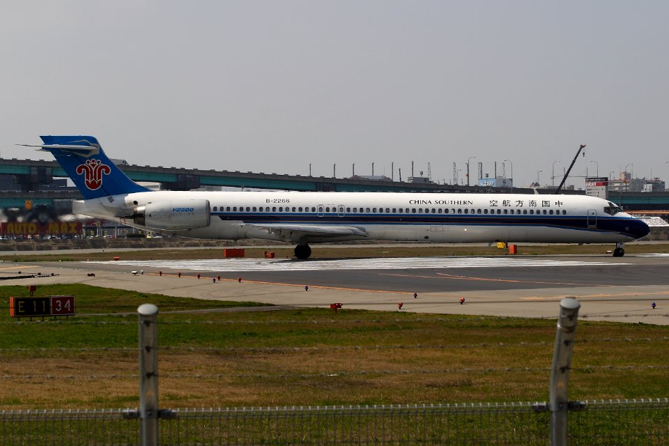 ChinaSouthernAirlines MD-90 fukuoka 20060330123956