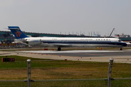 ChinaSouthernAirlines MD-90 fukuoka 20060330123956