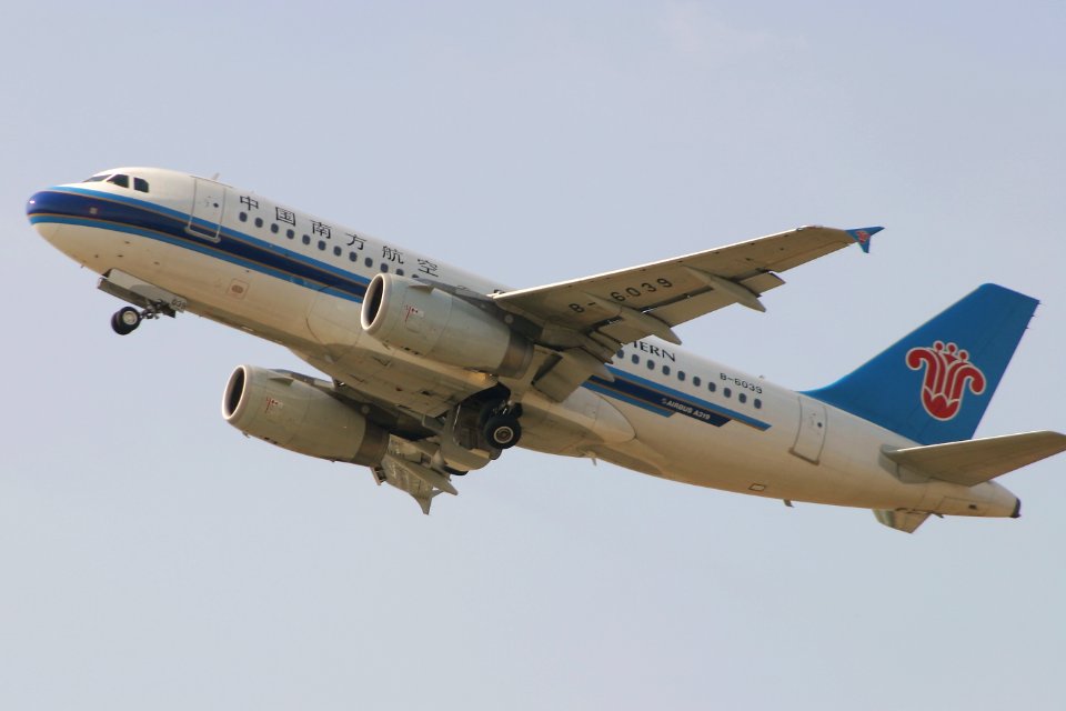 ChinaSouthernAirlines A319 fukuoka 20050128120554