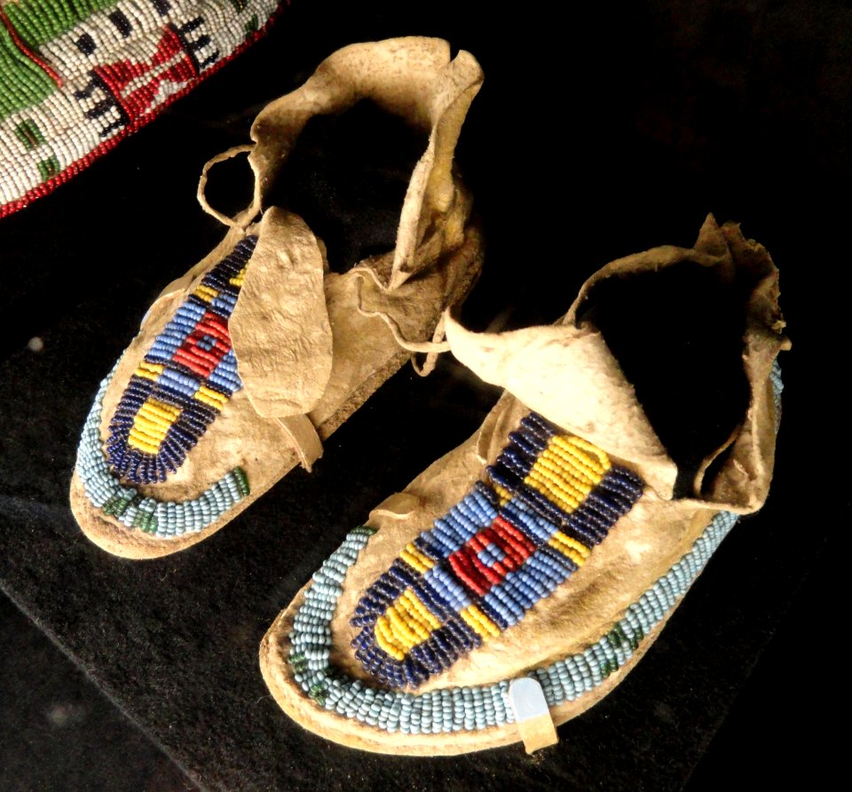 Children's Moccasins, c. 1875, Crow - Houston Museum of Natural Science - DSC02110