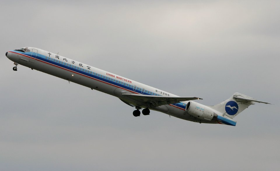 ChinaNorthernAirlines MD-90 fukuoka 20040923121724
