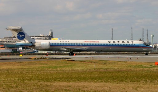 ChinaNorthernAirlines MD-90 fukuoka 20041228115934