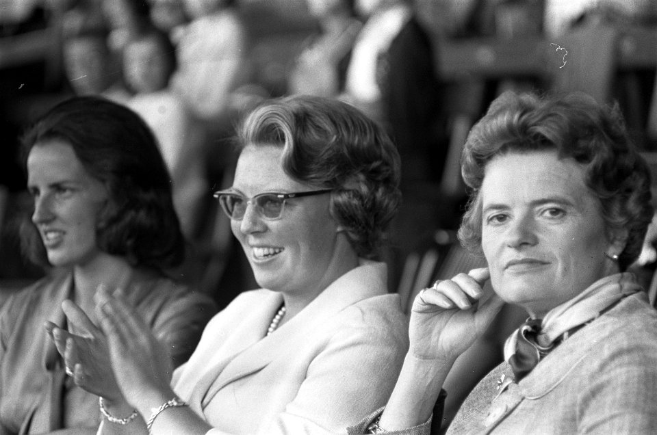 CHIO te Rotterdam, prinses Beatrix onder de bezoekers, links mejuffrouw Hasseley, Bestanddeelnr 914-2500