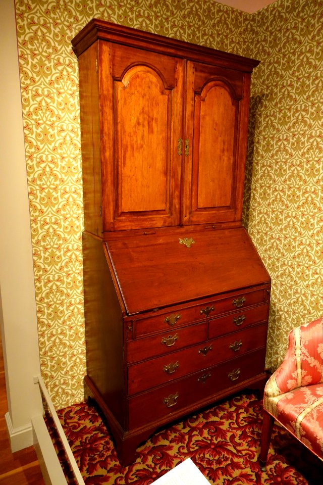 Chippendale secretary, American, c. 1780, walnut, veneer - Cape Ann Museum - Gloucester, MA - DSC01249