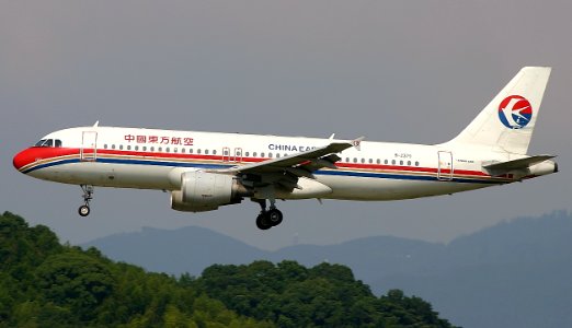 ChinaEasternAirlines A320 fukuoka 20040806151108