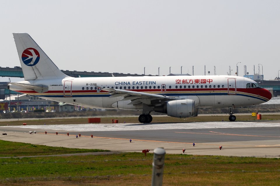 ChinaEasternAirlines A319 fukuoka 20060330133202