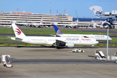 China Eastern Airlines B777-39PER (B-7882) taxiing at Tokyo International Airport in 2018 (6)