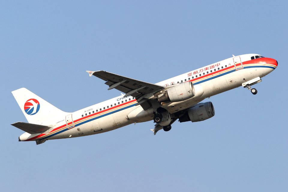 ChinaEasternAirlines A320 fukuoka 20081212142940