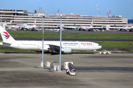 China Eastern Airlines B777-39PER (B-7882) taxiing at Tokyo International Airport in 2018 (1)