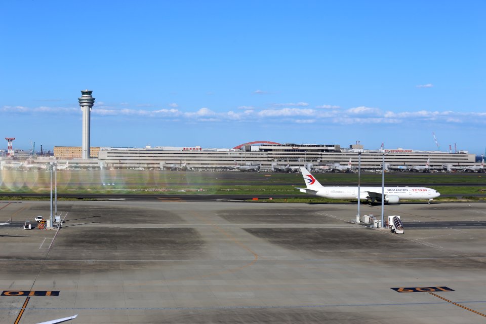 China Eastern Airlines B777-39PER (B-7882) taxiing at Tokyo International Airport in 2018 (3)