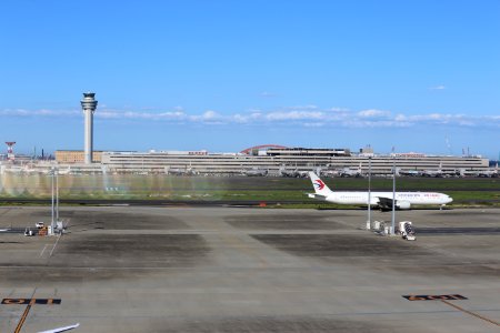 China Eastern Airlines B777-39PER (B-7882) taxiing at Tokyo International Airport in 2018 (3)