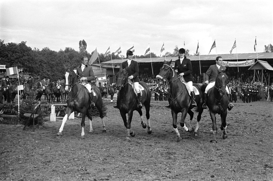 CHIO te Rotterdam De Engelse ploeg tijdens de ereronde C D Barker , Miss E B, Bestanddeelnr 915-4894
