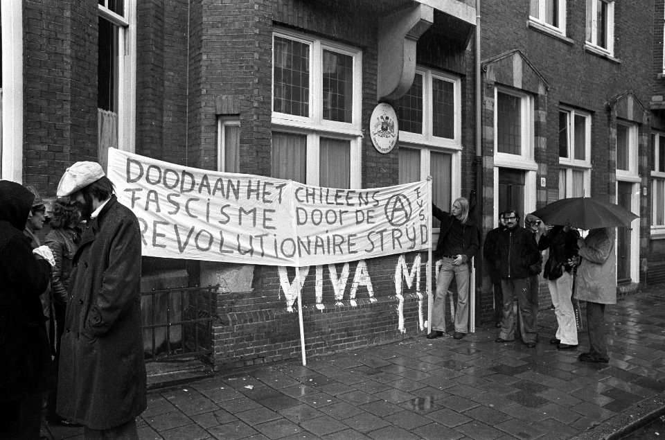 Chilenen betogen voor Chileens consulaat in Amsterdam iv moord op Generaal Pral, Bestanddeelnr 927-4932