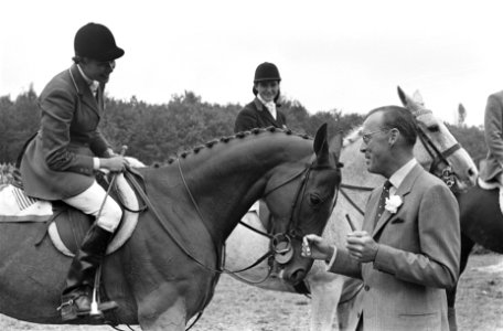 CHIO te Rotterdam, laatste dag de Ierse ruiter S Hays krijgt de medaille uit ha, Bestanddeelnr 916-8491