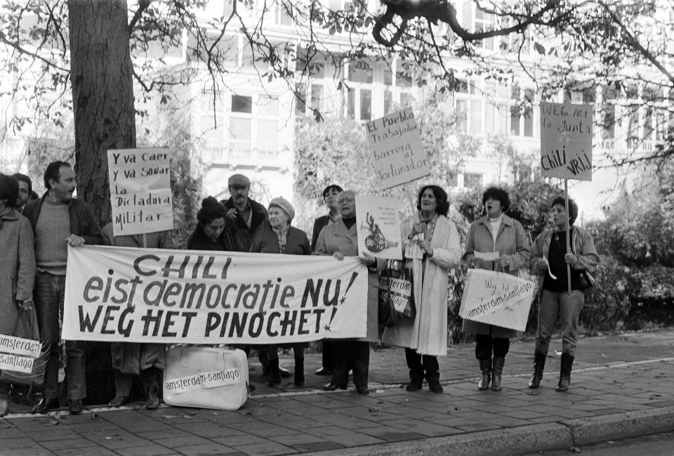 Chili-demonstratie voor Chileense ambassade Den Haag, Bestanddeelnr 933-1314