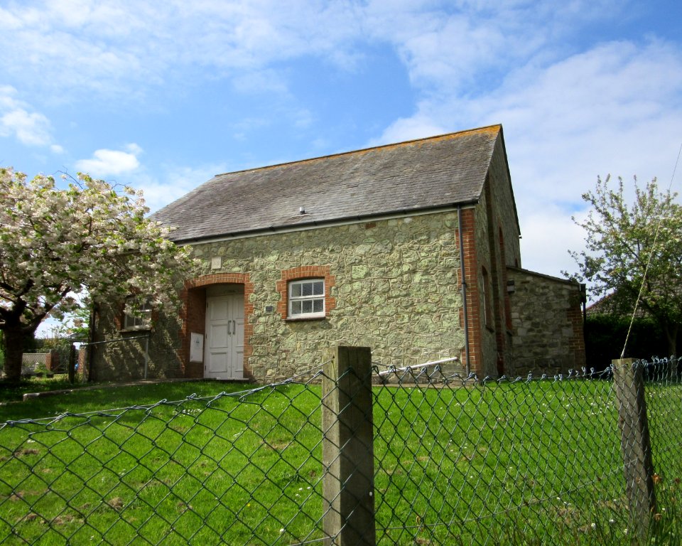 Chillerton Village Hall (former Reformed Methodist Church), Main Road, Chillerton (May 2016) (2)
