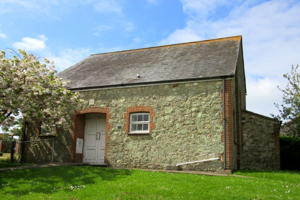 Chillerton Village Hall (former Reformed Methodist Church), Main Road, Chillerton (May 2016) (3)