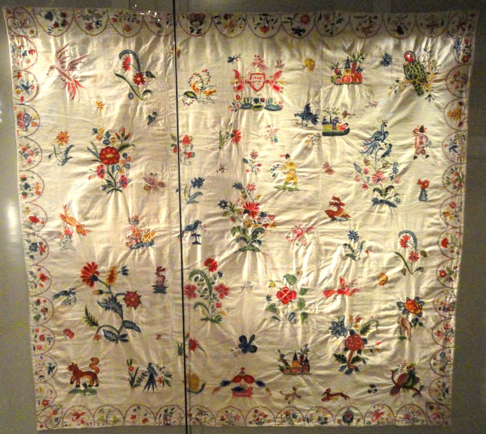 Child's coverlet, England, 1728, twill with linen warp and cotton weft, embroidered in wool - Patricia Harris Gallery of Textiles & Costume, Royal Ontario Museum - DSC09334
