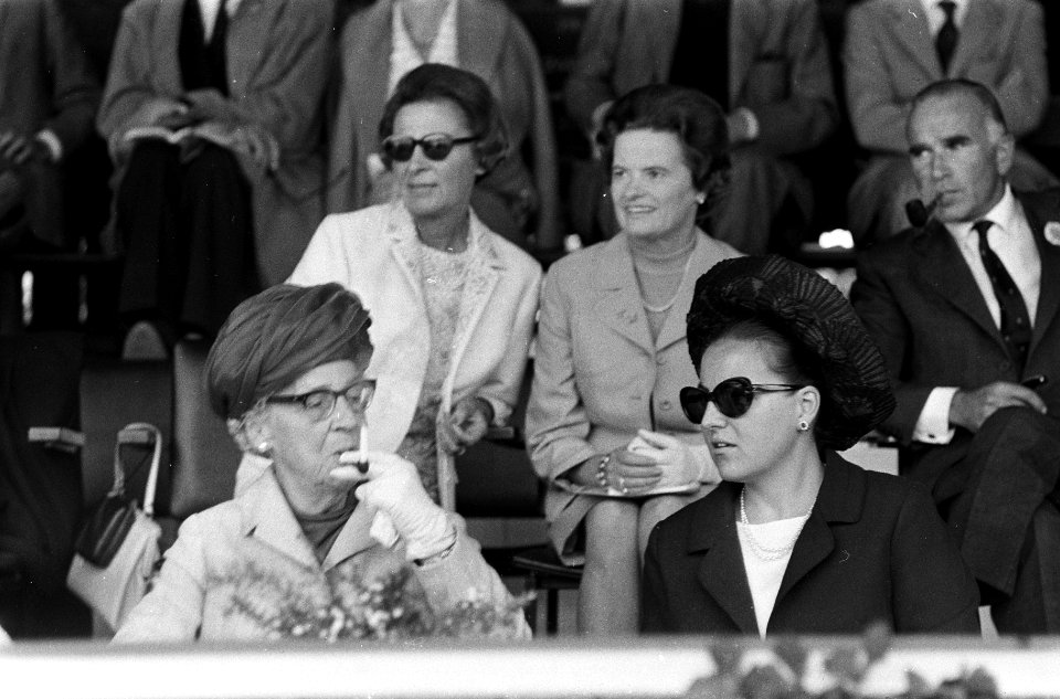 CHIO te Rotterdam. Prinses Margriet en prinses Armgard op tribune, Bestanddeelnr 920-6533