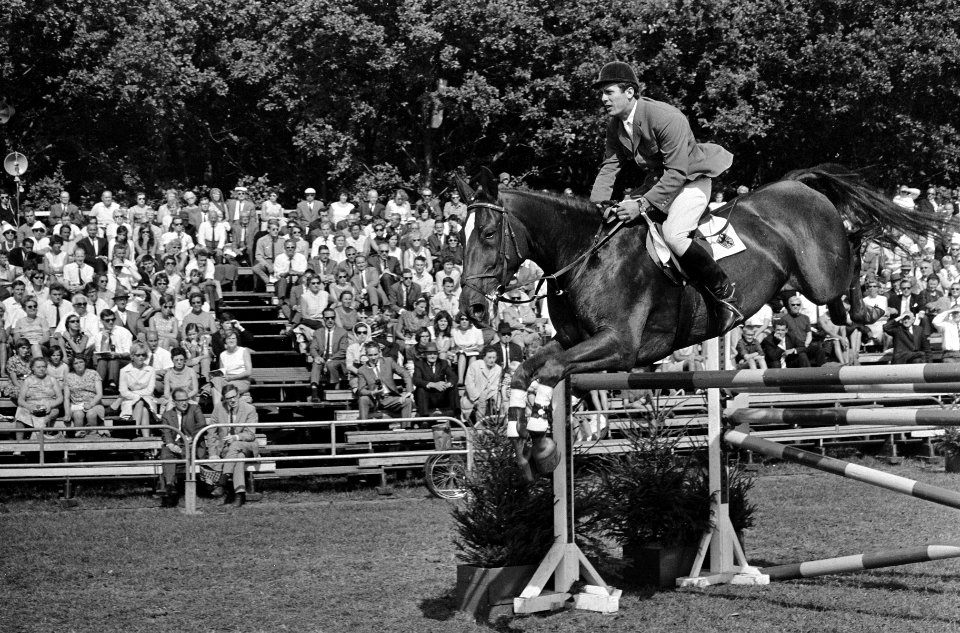 CHIO te Rotterdam. Europese kampioenschappen springruiter Nummer 4 Broome in akt, Bestanddeelnr 920-6541