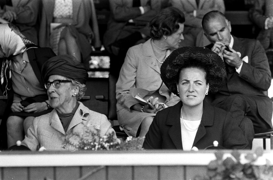 CHIO te Rotterdam. Prinses Margriet en prinses Armgard op tribune, Bestanddeelnr 920-6531