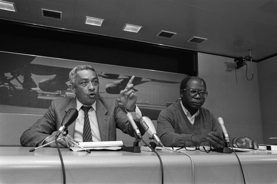 Chin A Sen (r) en Eddy Jozefzoon (l) arriveren op Schiphol na overleg met rebell, Bestanddeelnr 933-8326