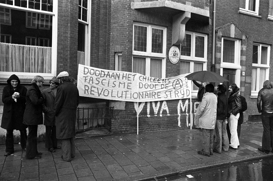 Chilenen betogen voor Chileens consulaat in Amsterdam iv moord op Generaal Pral, Bestanddeelnr 927-4931