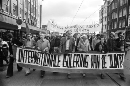 Chilimanifestatie Amsterdam Van de Spek (PSP)(l), Huub Oosterhuis (2e van links, Bestanddeelnr 929-3424