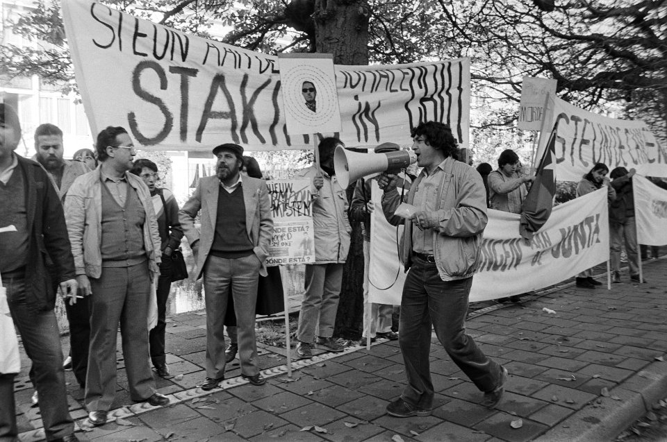 Chili-demonstratie voor Chileense ambassade Den Haag, Bestanddeelnr 933-1312