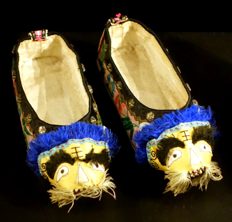Child's shoes, China, Shanghai, Qing dynasty, 1800s AD - Östasiatiska museet, Stockholm - DSC09539