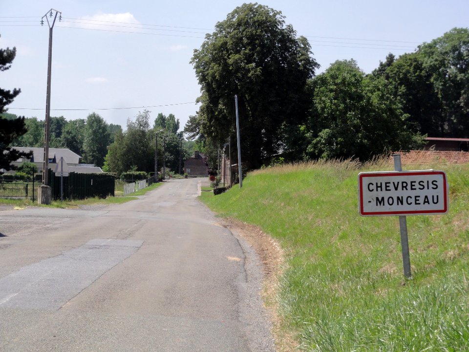 Chevresis-Monceau (Aisne) City limit sign