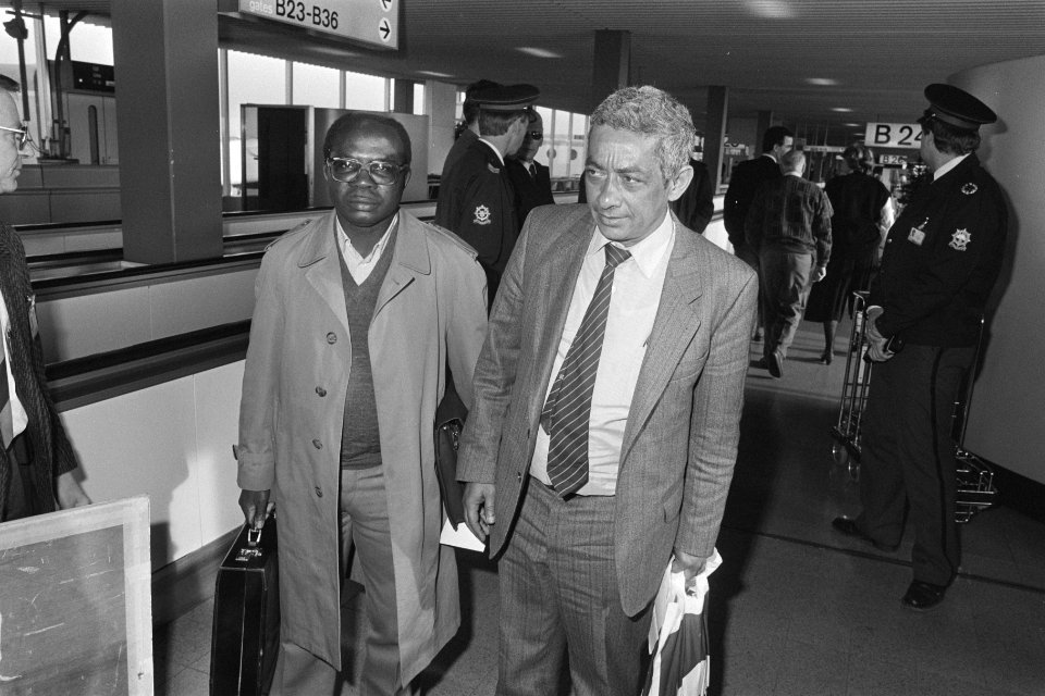 Chin A Sen (r) en Eddy Jozefzoon (l) arriveren op Schiphol na overleg met rebell, Bestanddeelnr 933-8324